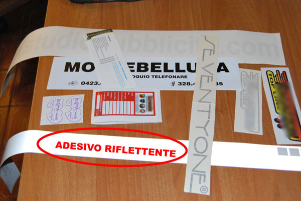 Adesivi intagliati